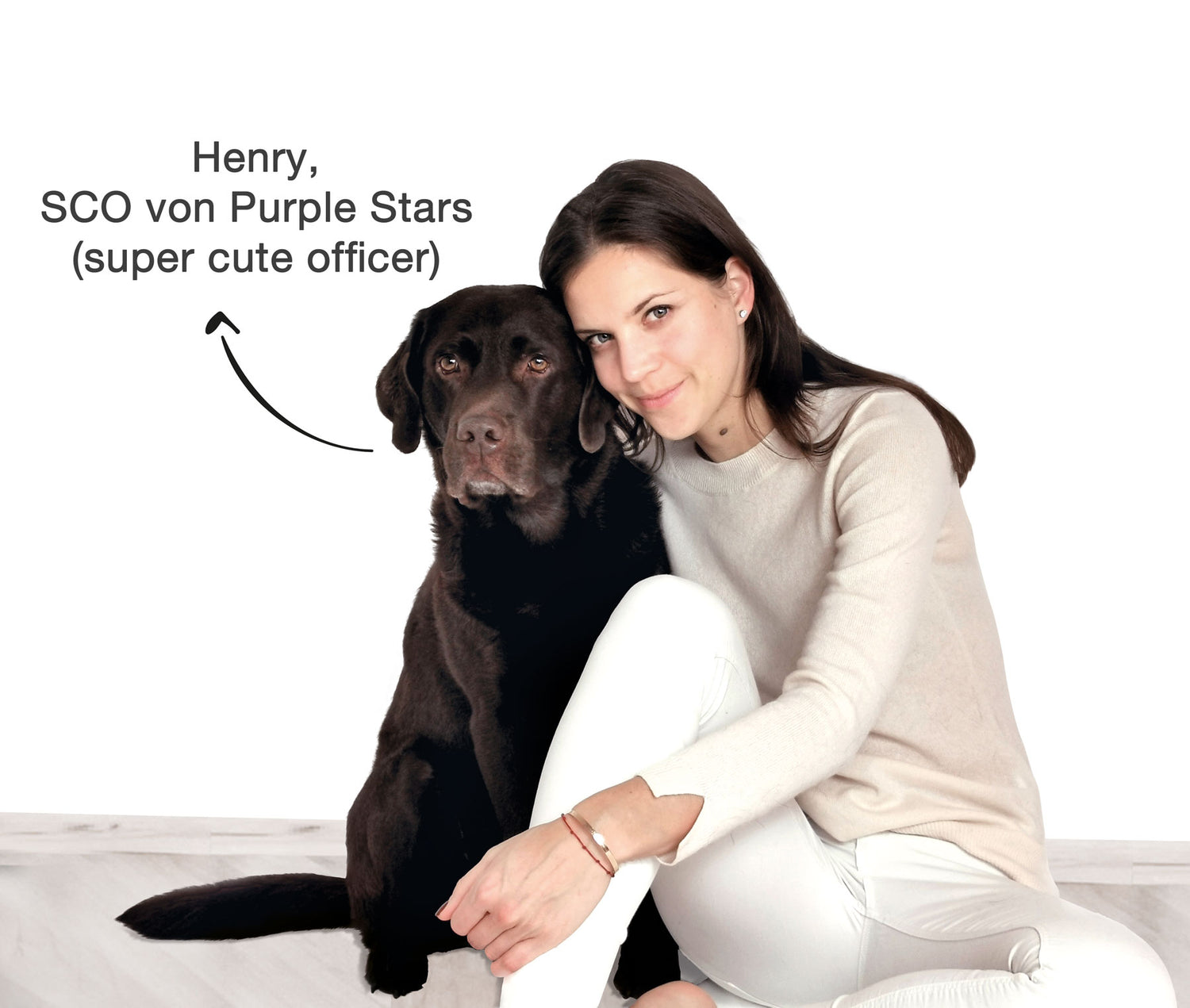 Sarah und ihr Hund Henry sitzen auf dem Boden