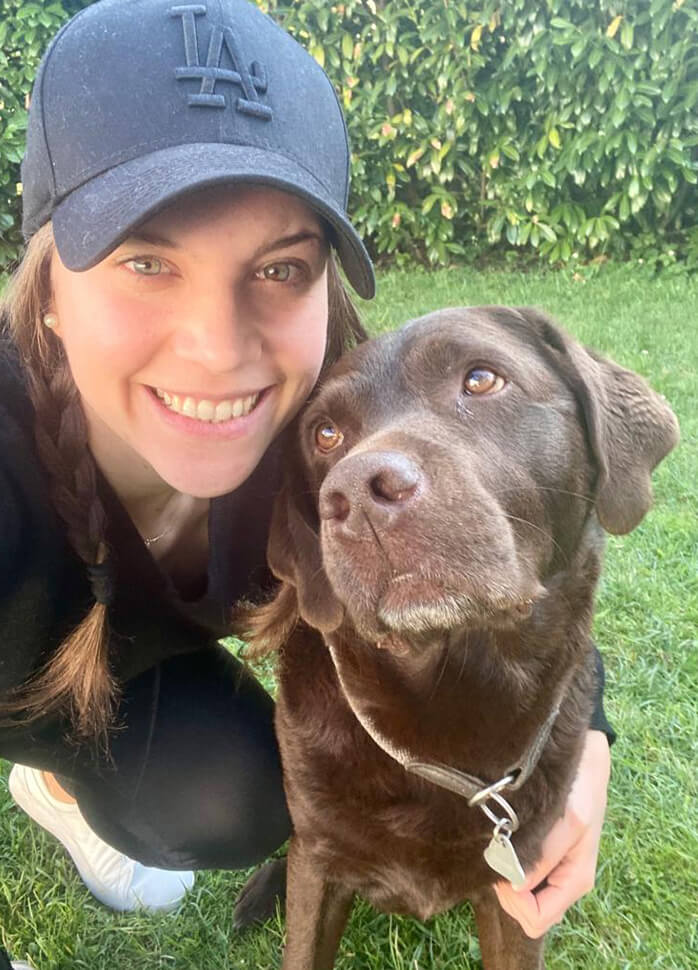 Sarah zusammen mit ihrem Hund Henry